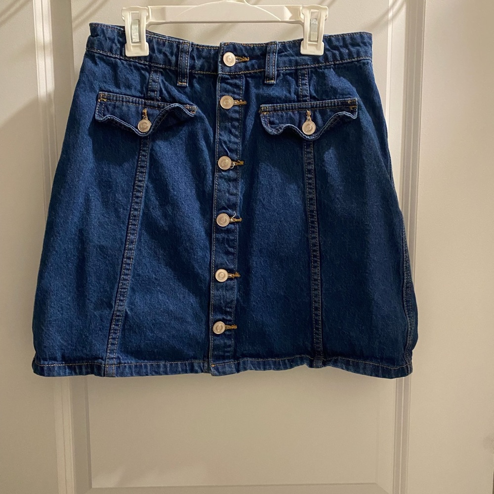 button all the way down skirt